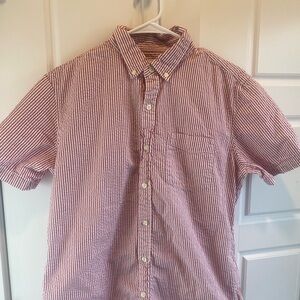 GAP Men’s Medium Red and White Striped Seersucker Short Sleeve Button Down
